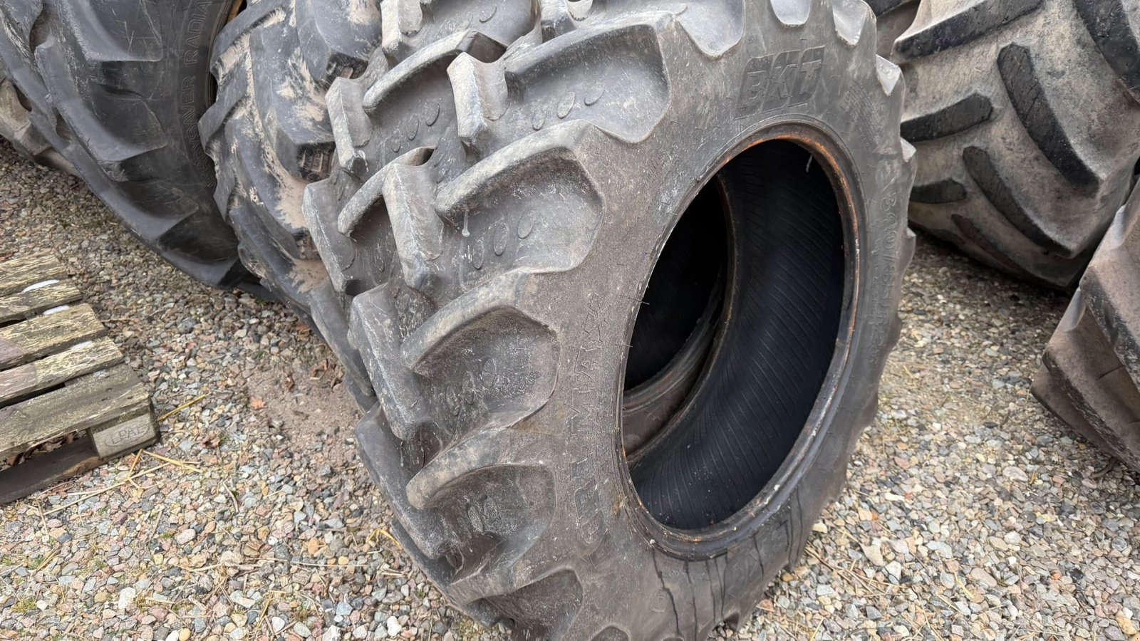 Reifen des Typs BKT 340/85 R28, Gebrauchtmaschine in Gjerlev J. (Bild 1)