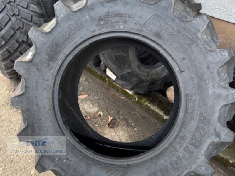 Reifen des Typs BKT 340/85R24  - 13,6R24, Neumaschine in Lindenfels-Glattbach (Bild 1)