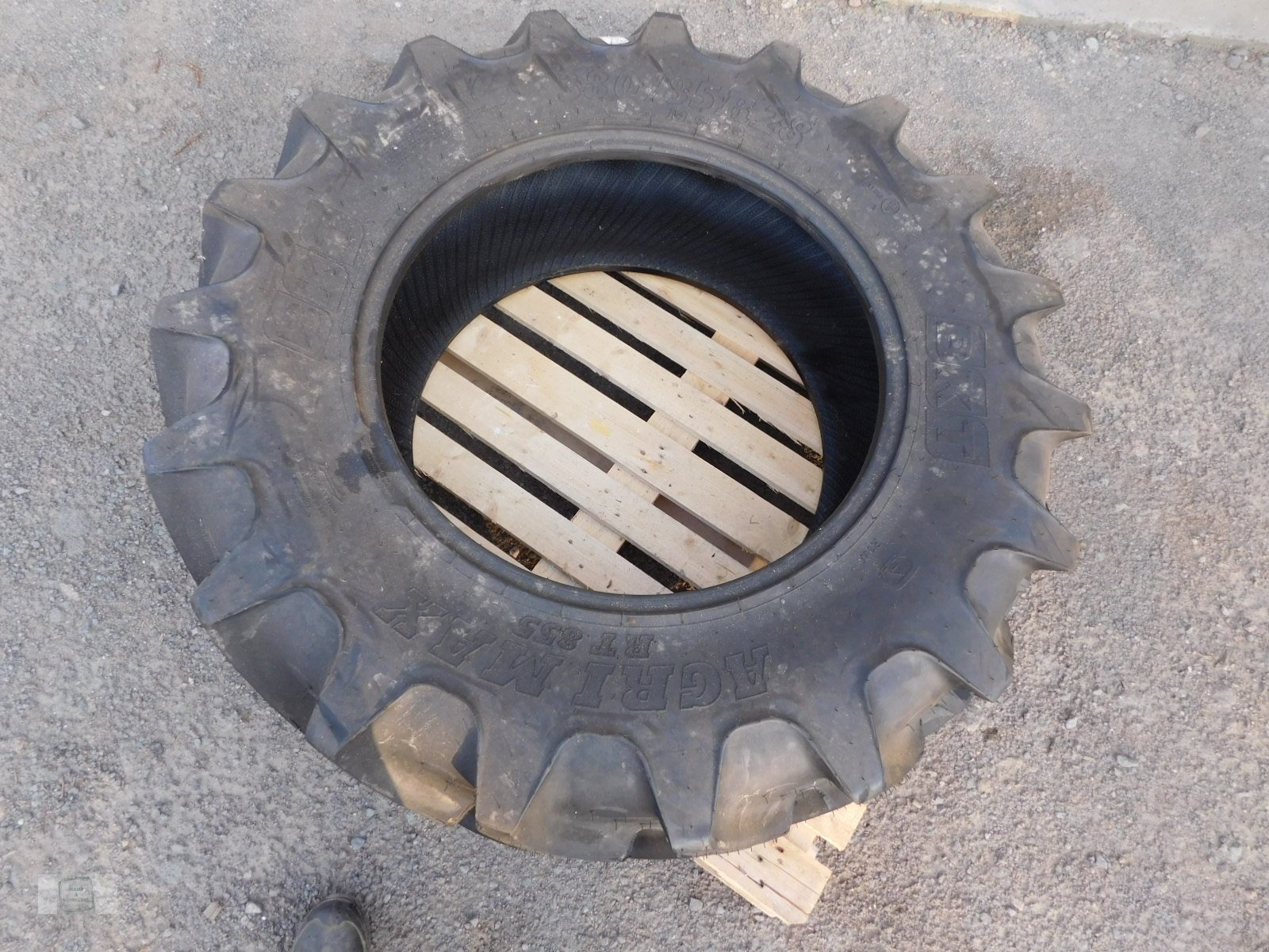 Reifen des Typs BKT 380/85 R28, Neumaschine in Gross-Bieberau (Bild 1)