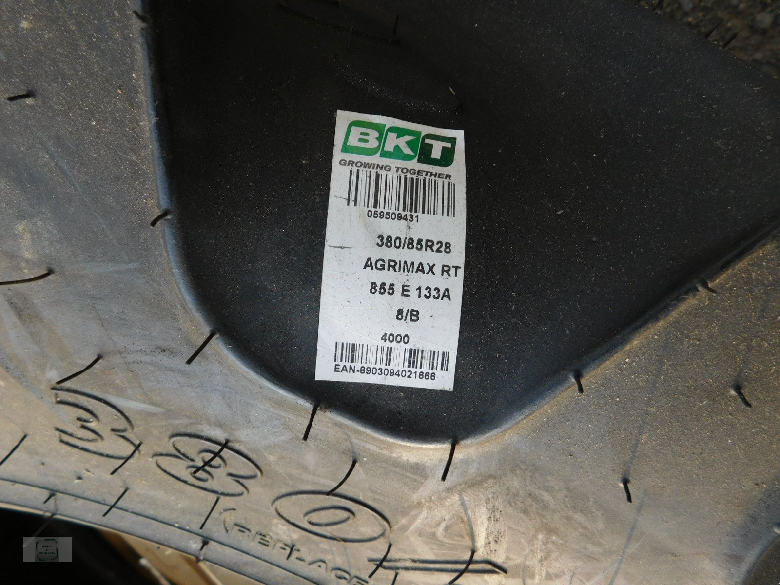 Reifen des Typs BKT 380/85 R28, Neumaschine in Gross-Bieberau (Bild 2)