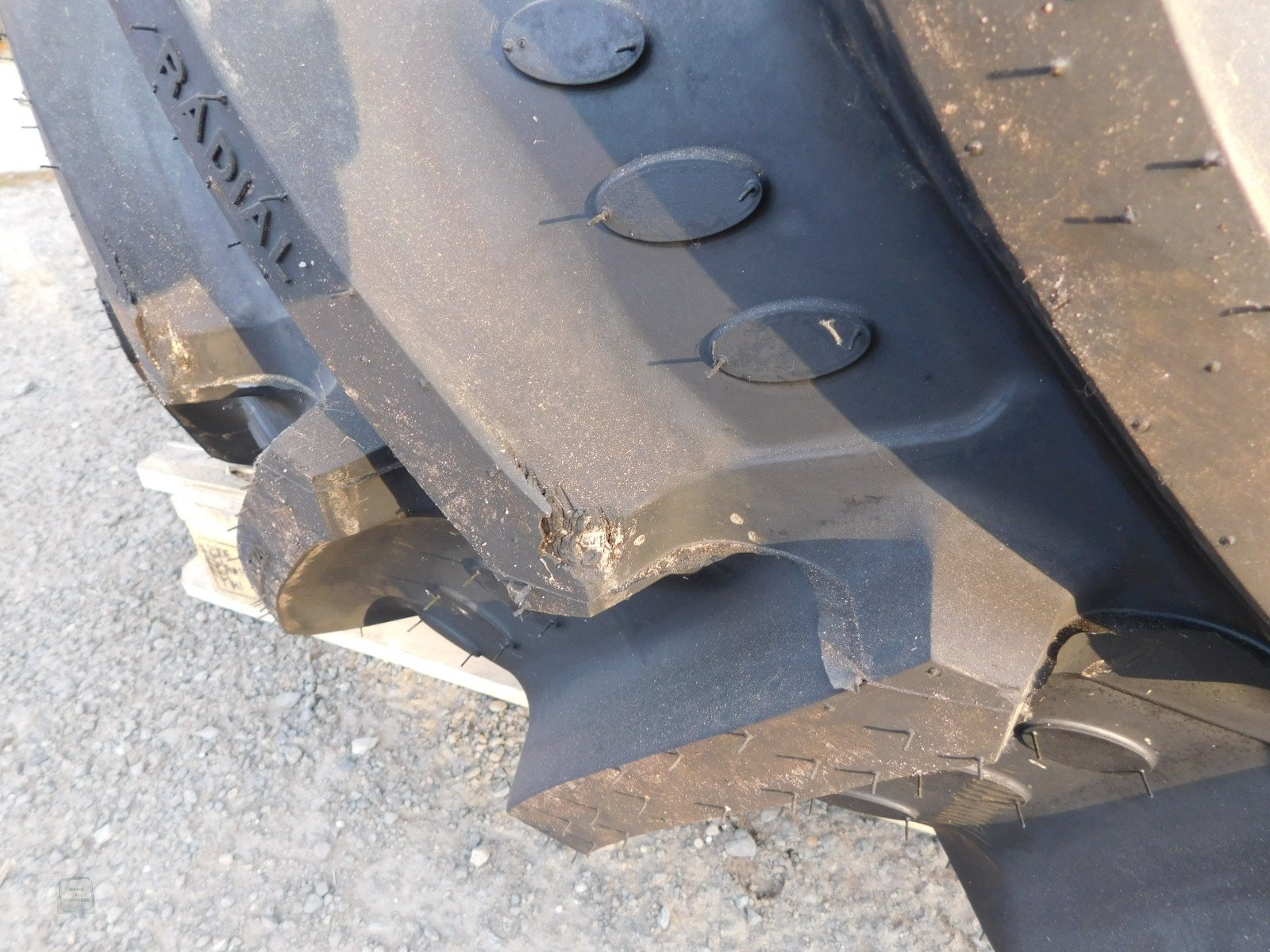 Reifen des Typs BKT 380/85 R28, Neumaschine in Gross-Bieberau (Bild 3)