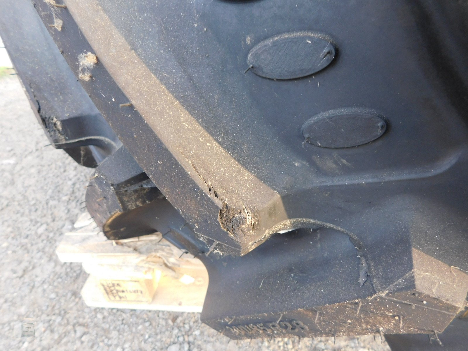 Reifen des Typs BKT 380/85 R28, Neumaschine in Gross-Bieberau (Bild 4)