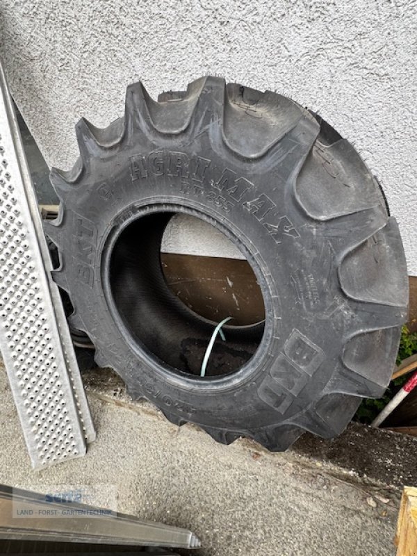 Reifen des Typs BKT 420/85R24, Neumaschine in Lindenfels-Glattbach (Bild 1)