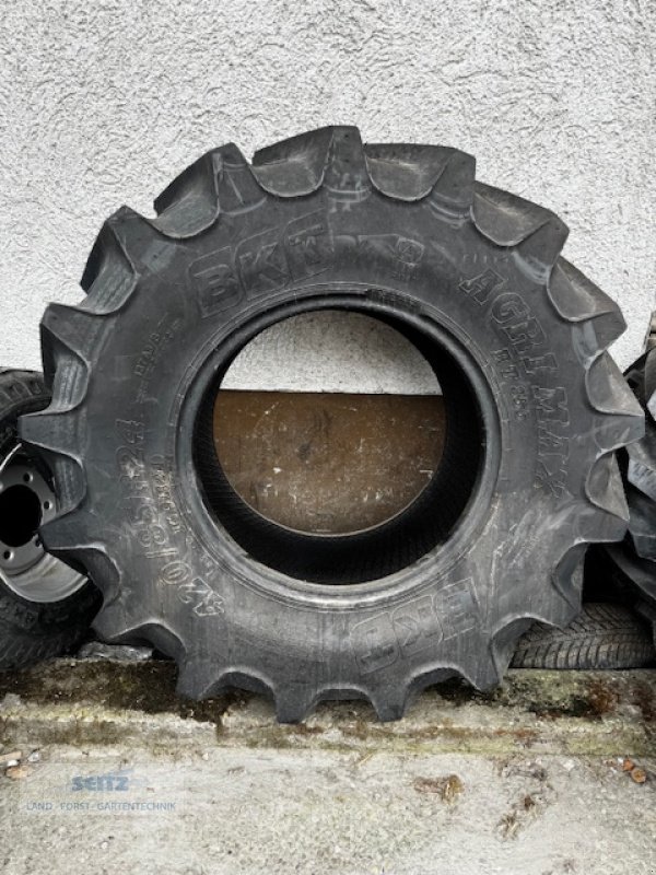 Reifen des Typs BKT 420/85R24, Neumaschine in Lindenfels-Glattbach (Bild 4)