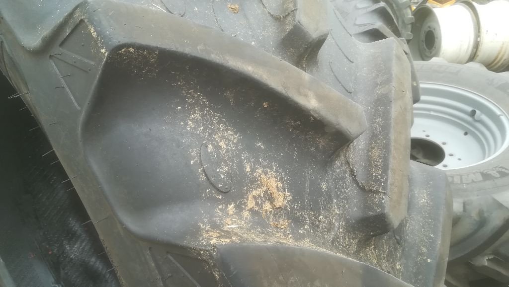 Reifen des Typs BKT 480/70R38, Gebrauchtmaschine in MOULLE (Bild 3)
