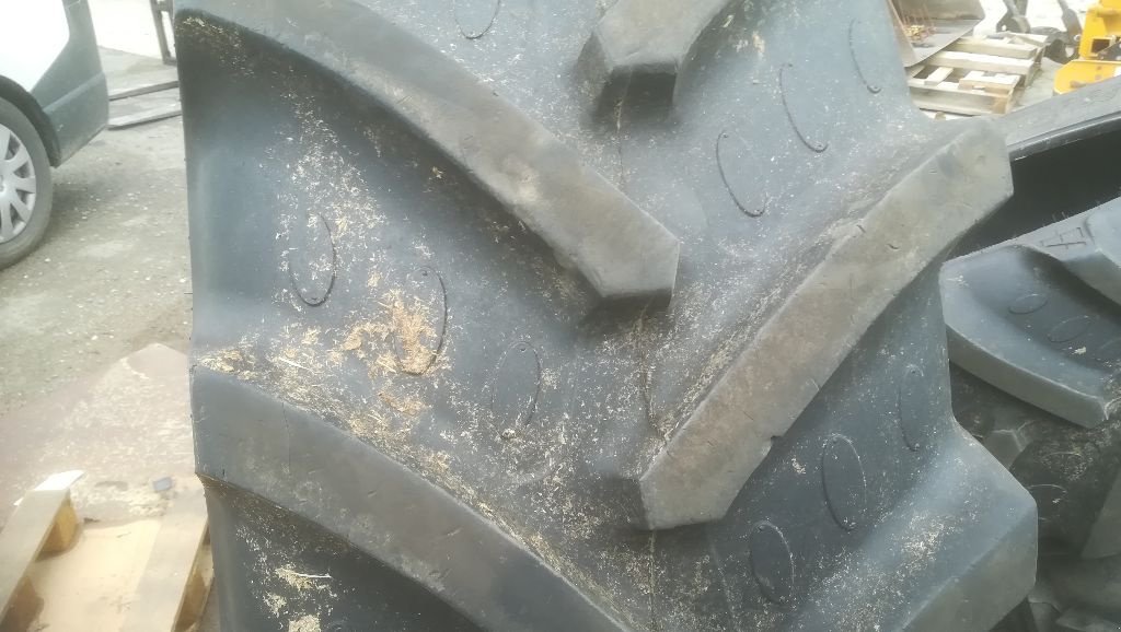 Reifen des Typs BKT 480/70R38, Gebrauchtmaschine in MOULLE (Bild 4)