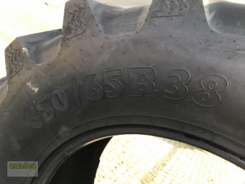 Reifen des Typs BKT 650/65R38, Neumaschine in Nottuln (Bild 10)