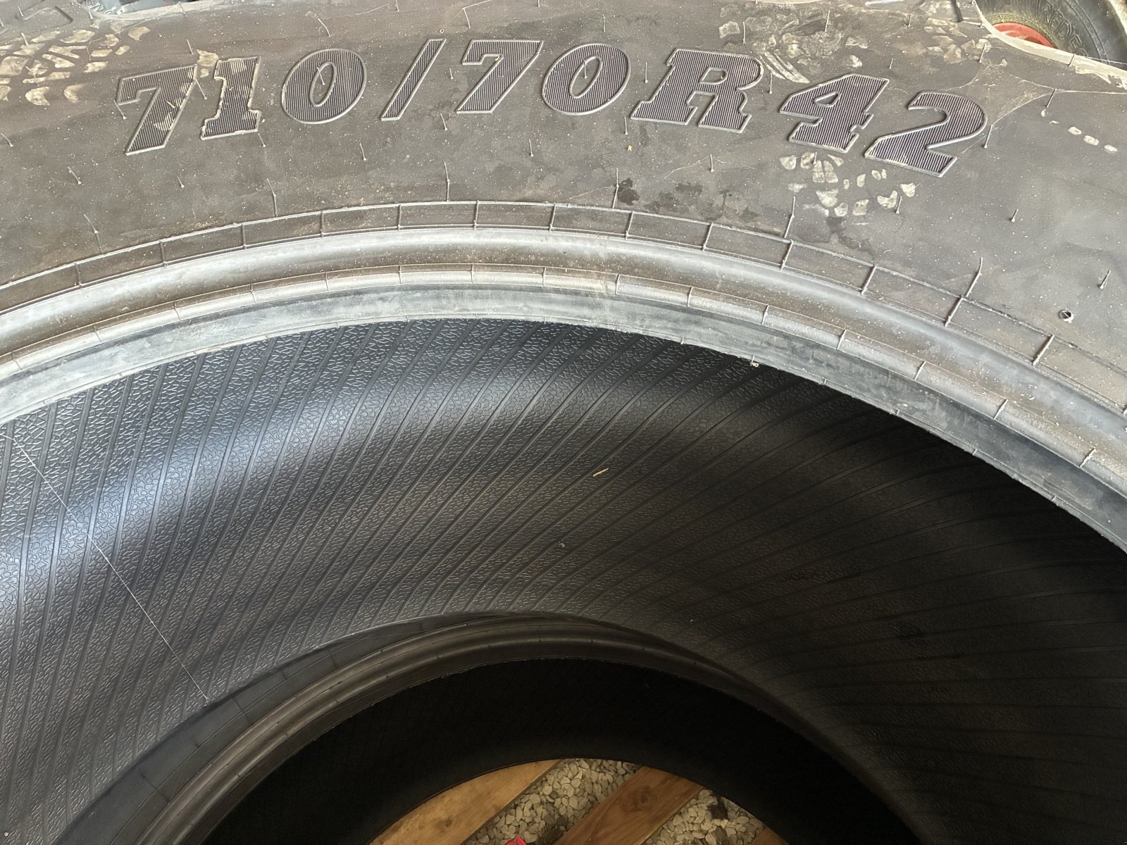 Reifen des Typs BKT 710/70R42, Neumaschine in Weilermerkingen  (Bild 1)