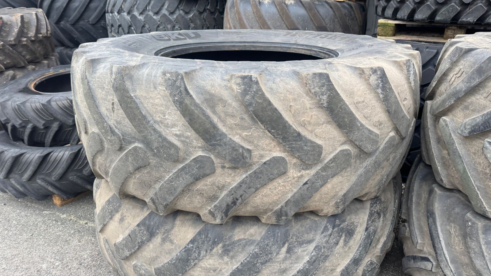 Reifen des Typs BKT 710/75R42, Gebrauchtmaschine in Nørager (Bild 1)