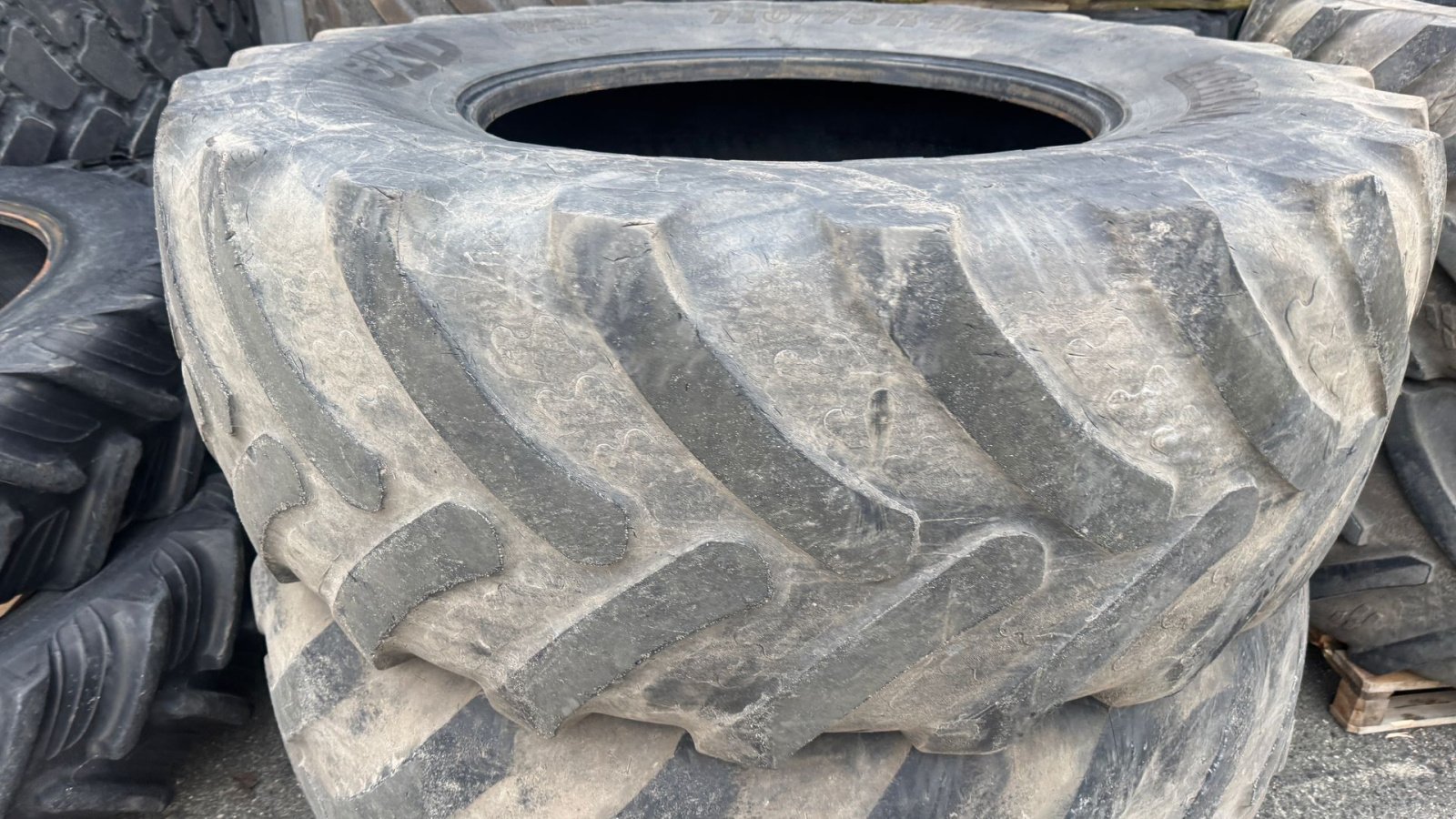 Reifen des Typs BKT 710/75R42, Gebrauchtmaschine in Nørager (Bild 2)