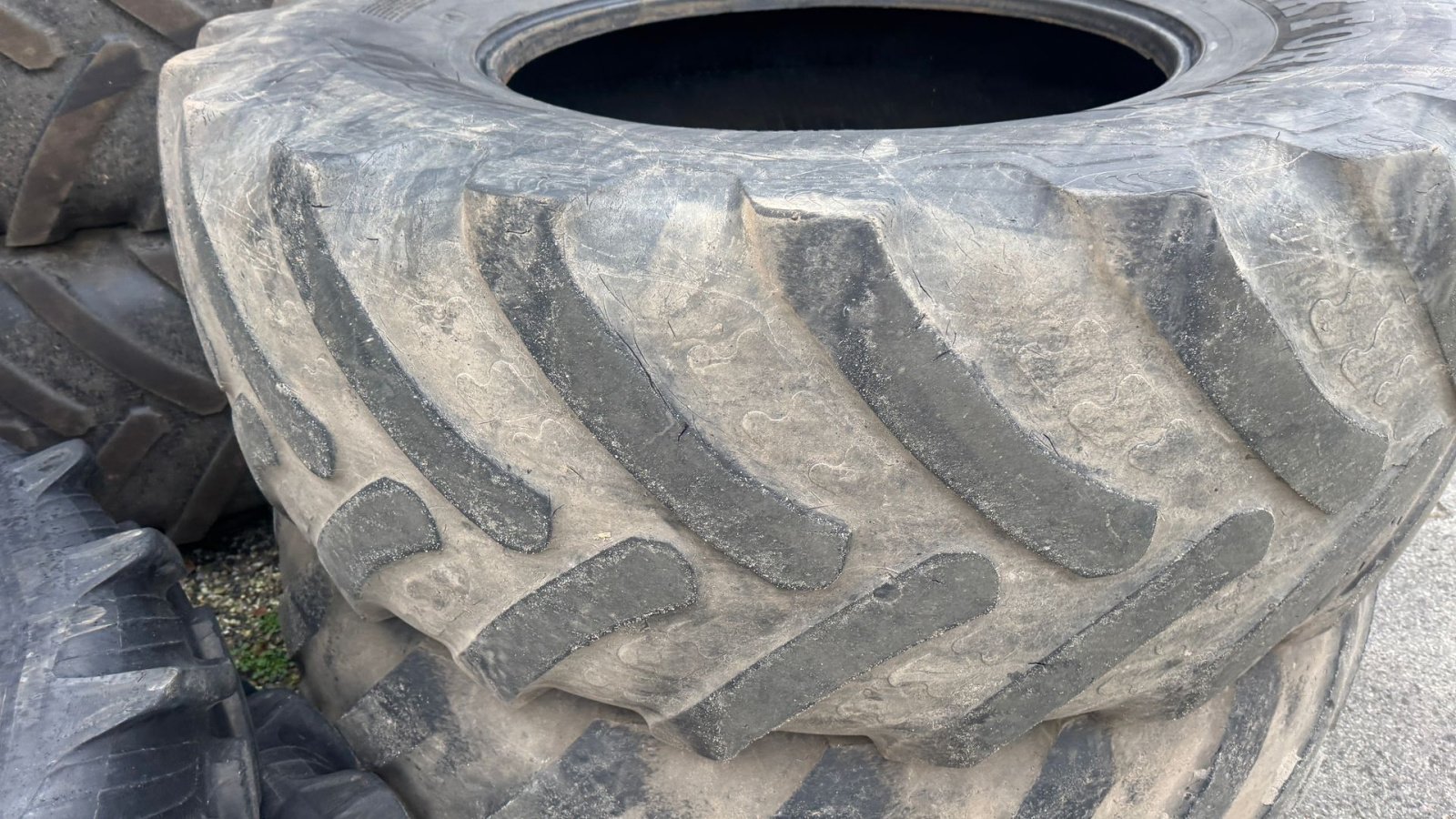 Reifen des Typs BKT 710/75R42, Gebrauchtmaschine in Nørager (Bild 3)