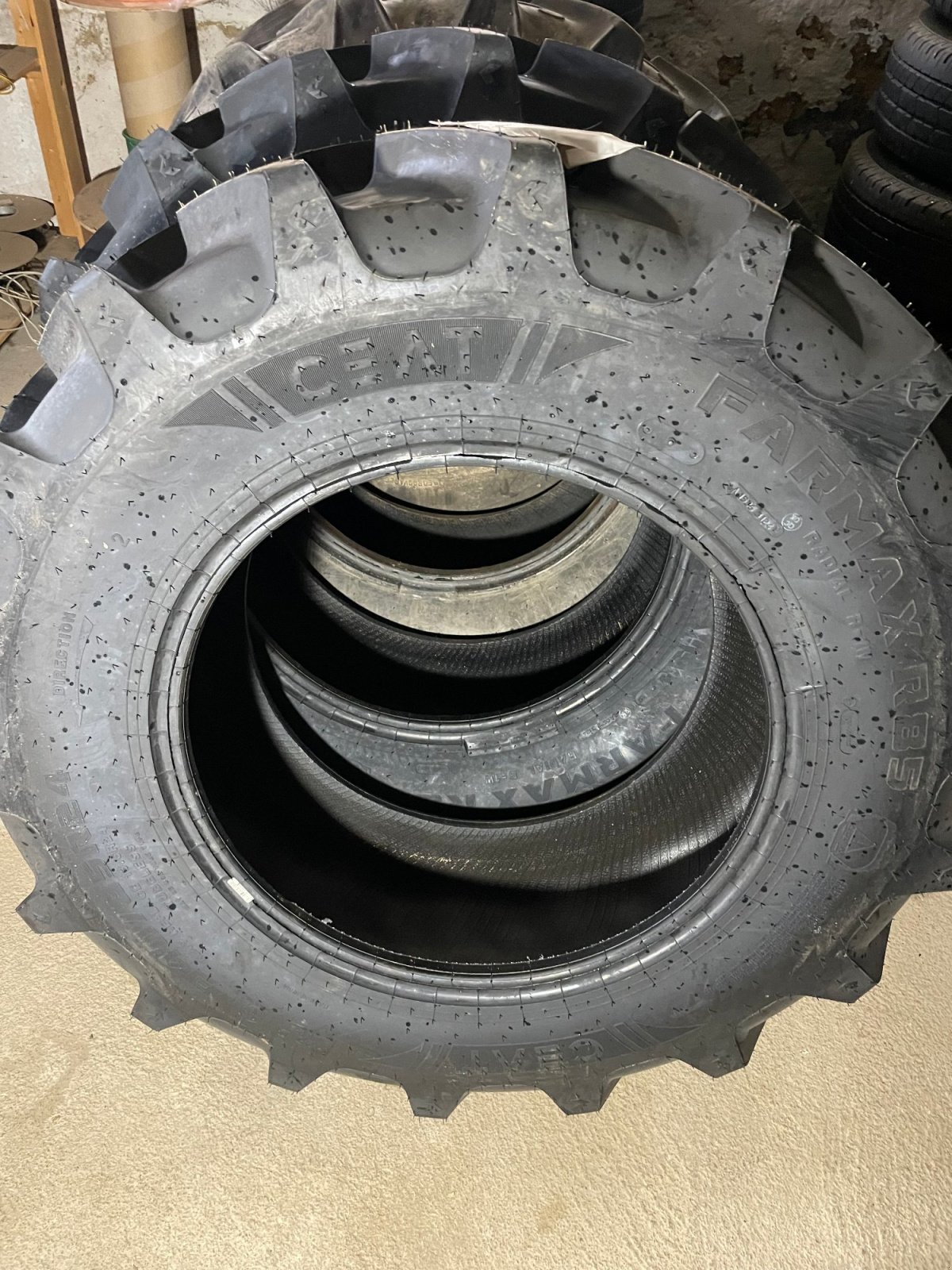 Reifen des Typs Ceat Farmax 340/85R24 125D, Neumaschine in Alteglofsheim (Bild 1)