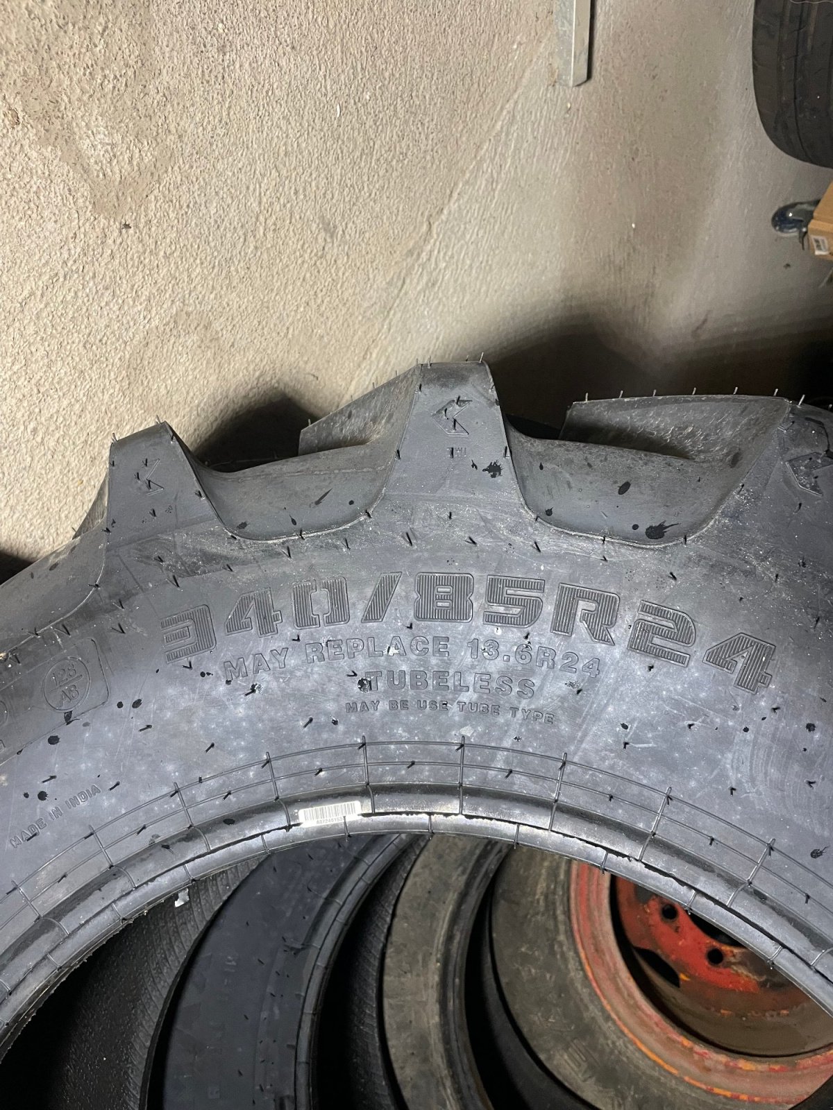 Reifen des Typs Ceat Farmax 340/85R24 125D, Neumaschine in Alteglofsheim (Bild 3)