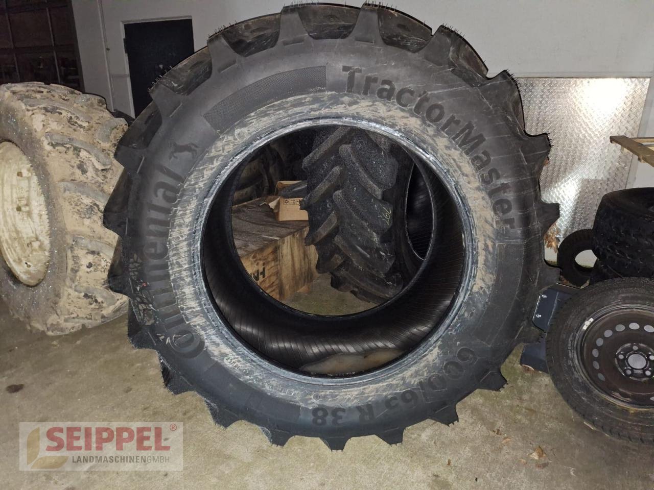 Reifen des Typs Continental 600/65R38 CONTI 156A8/153D, Neumaschine in Groß-Umstadt (Bild 2)