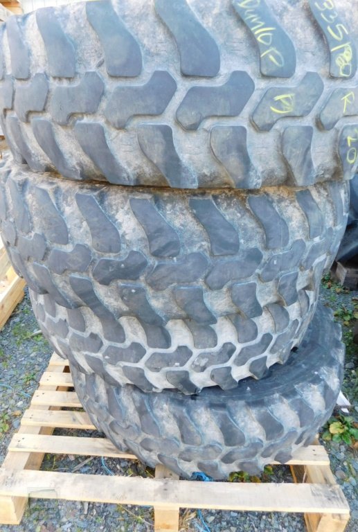 Reifen des Typs Dunlop 335/80R20 P9, Gebrauchtmaschine in Gross-Bieberau (Bild 1)