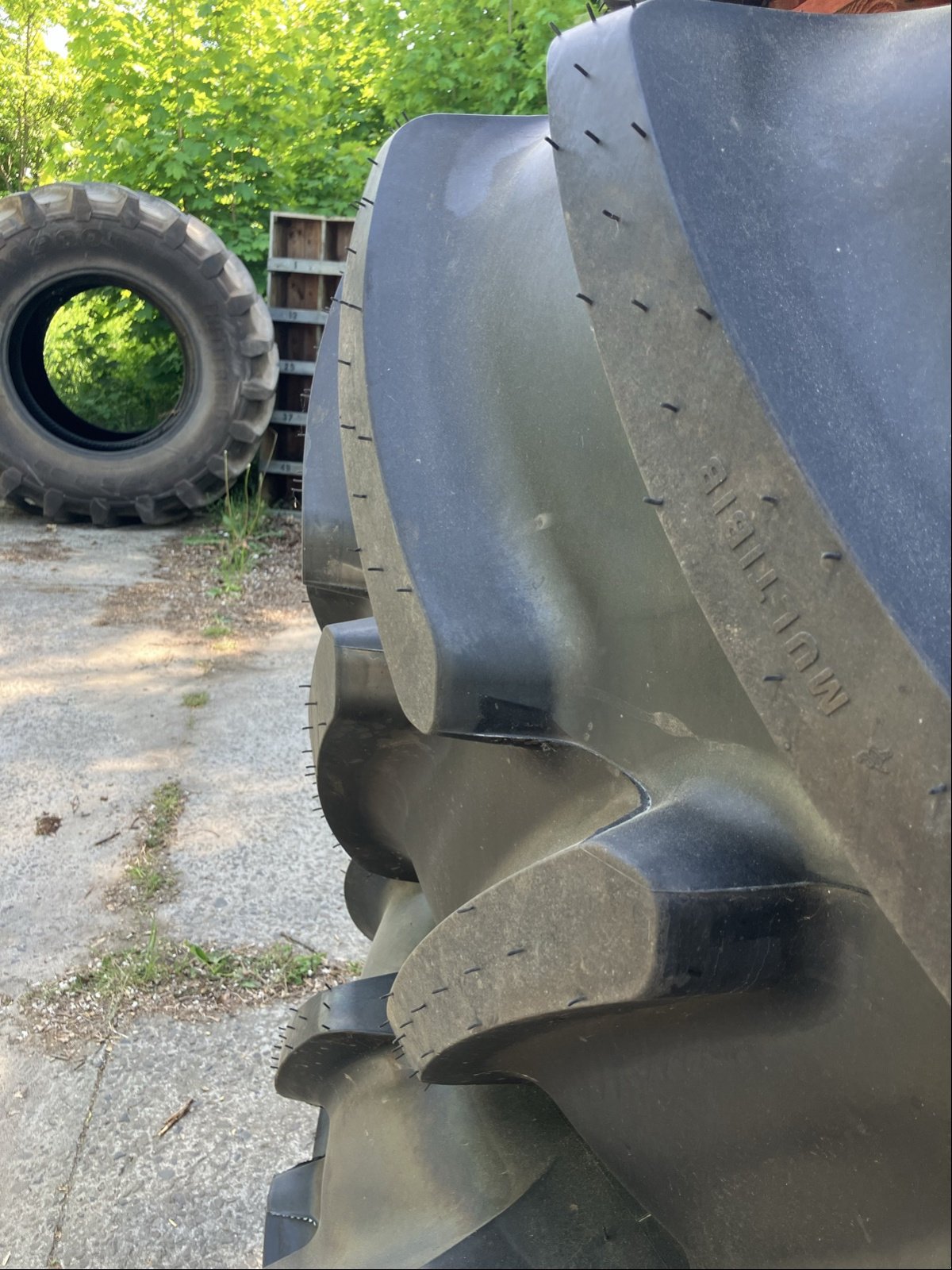 Reifen des Typs Fendt 650/65R42 u. 540/65R30 MI, Neumaschine in Wittingen (Bild 3)