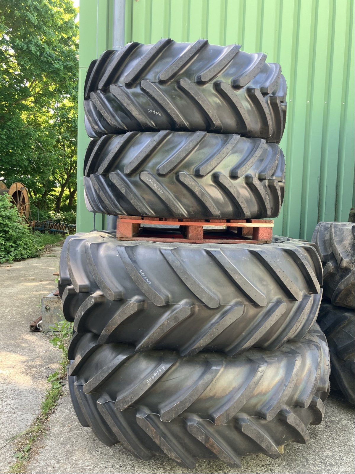 Reifen des Typs Fendt 650/65R42 u. 540/65R30 MI, Neumaschine in Wittingen (Bild 1)