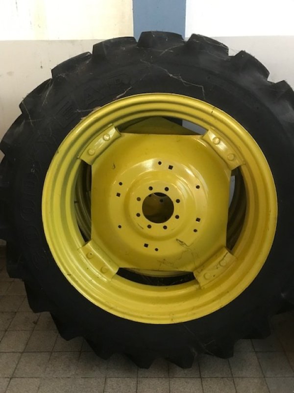 Reifen des Typs GoodYear 13.6 R38 2 dæk+fælge, Gebrauchtmaschine in Toftlund (Bild 1)