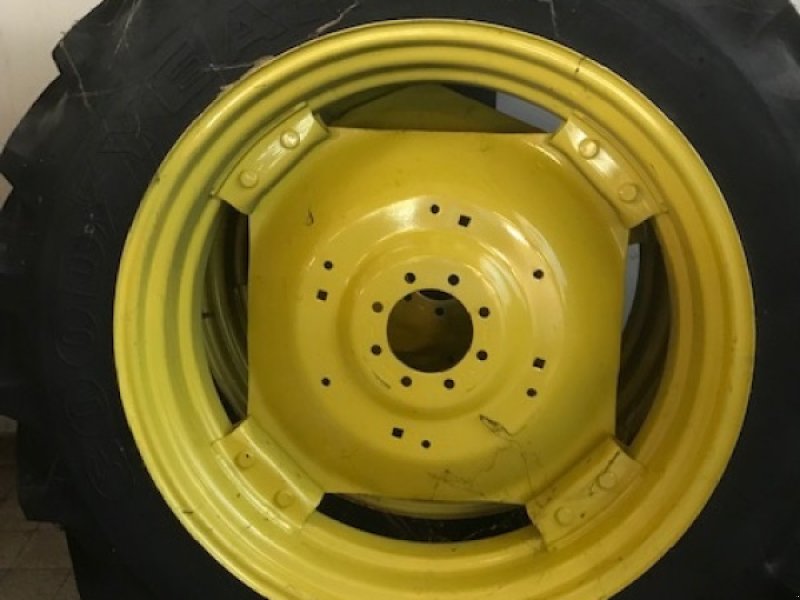 Reifen Türe ait GoodYear 13.6 R38 2 dæk+fælge, Gebrauchtmaschine içinde Toftlund (resim 1)