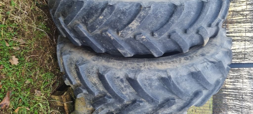 Reifen des Typs GoodYear 340/85R38, Gebrauchtmaschine in ST MARTIN EN HAUT (Bild 1)