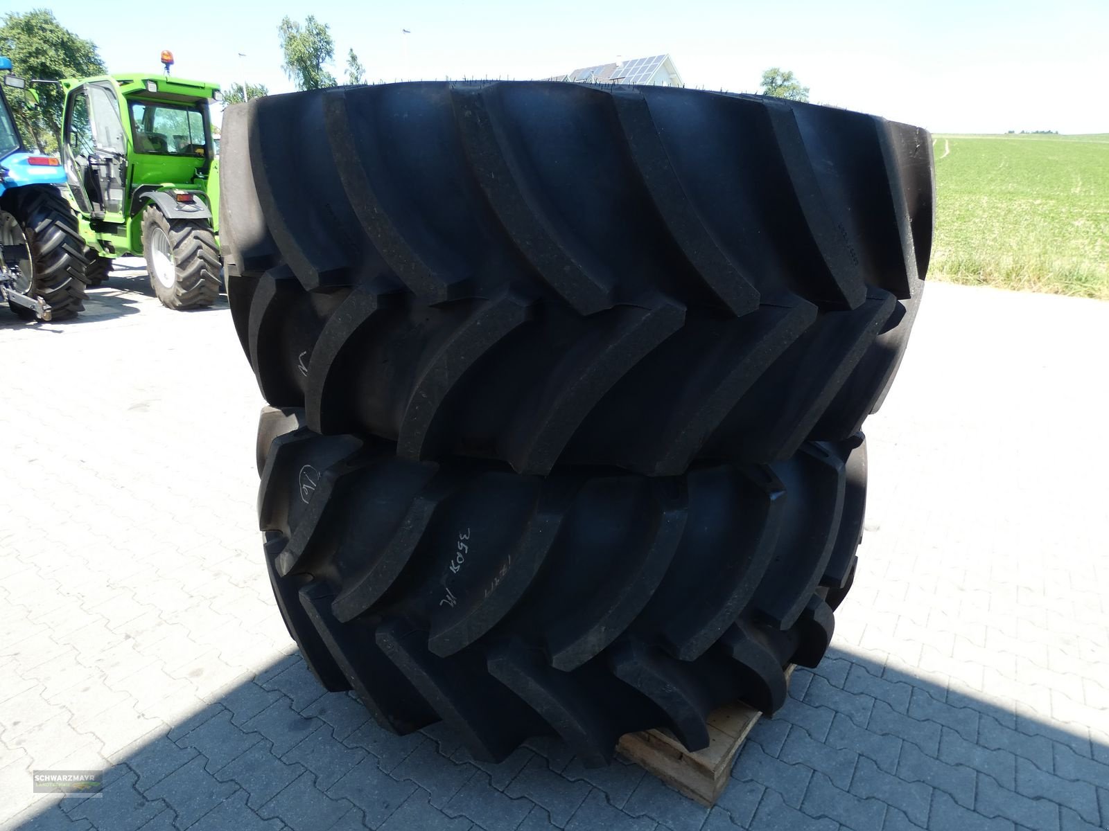 Reifen des Typs GoodYear 800/70R38+620/70R26, Neumaschine in Aurolzmünster (Bild 5)