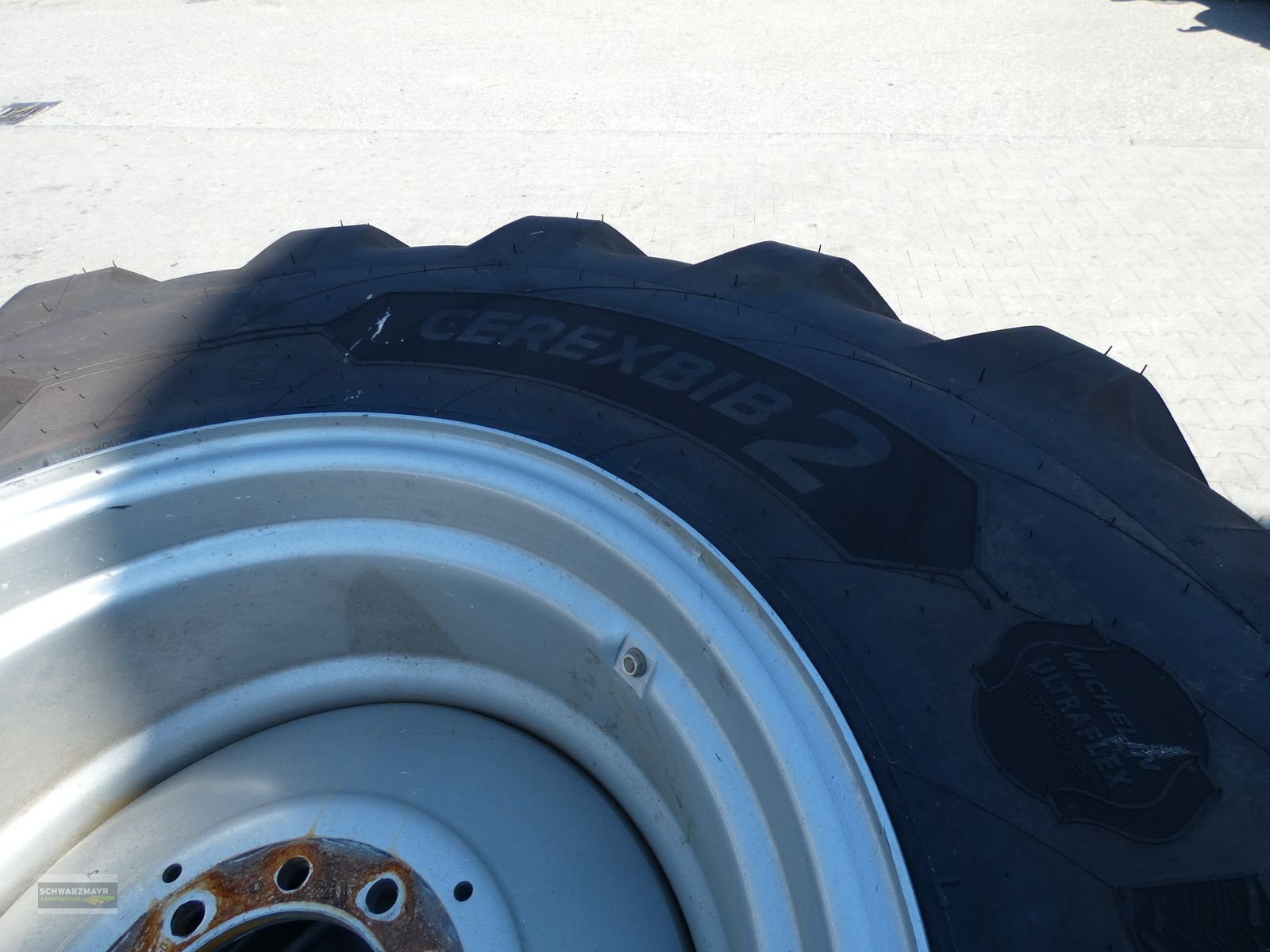 Reifen des Typs GoodYear 800/70R38+620/70R26, Neumaschine in Aurolzmünster (Bild 16)