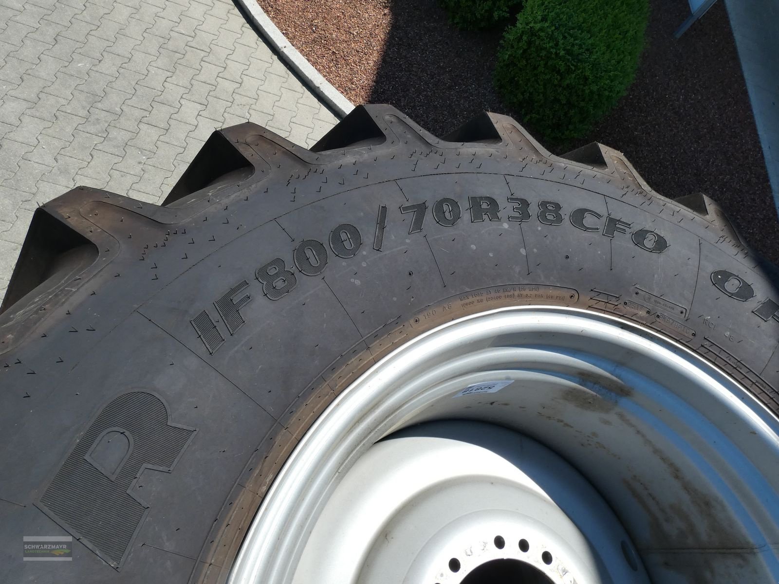 Reifen des Typs GoodYear 800/70R38+620/70R26, Neumaschine in Aurolzmünster (Bild 9)