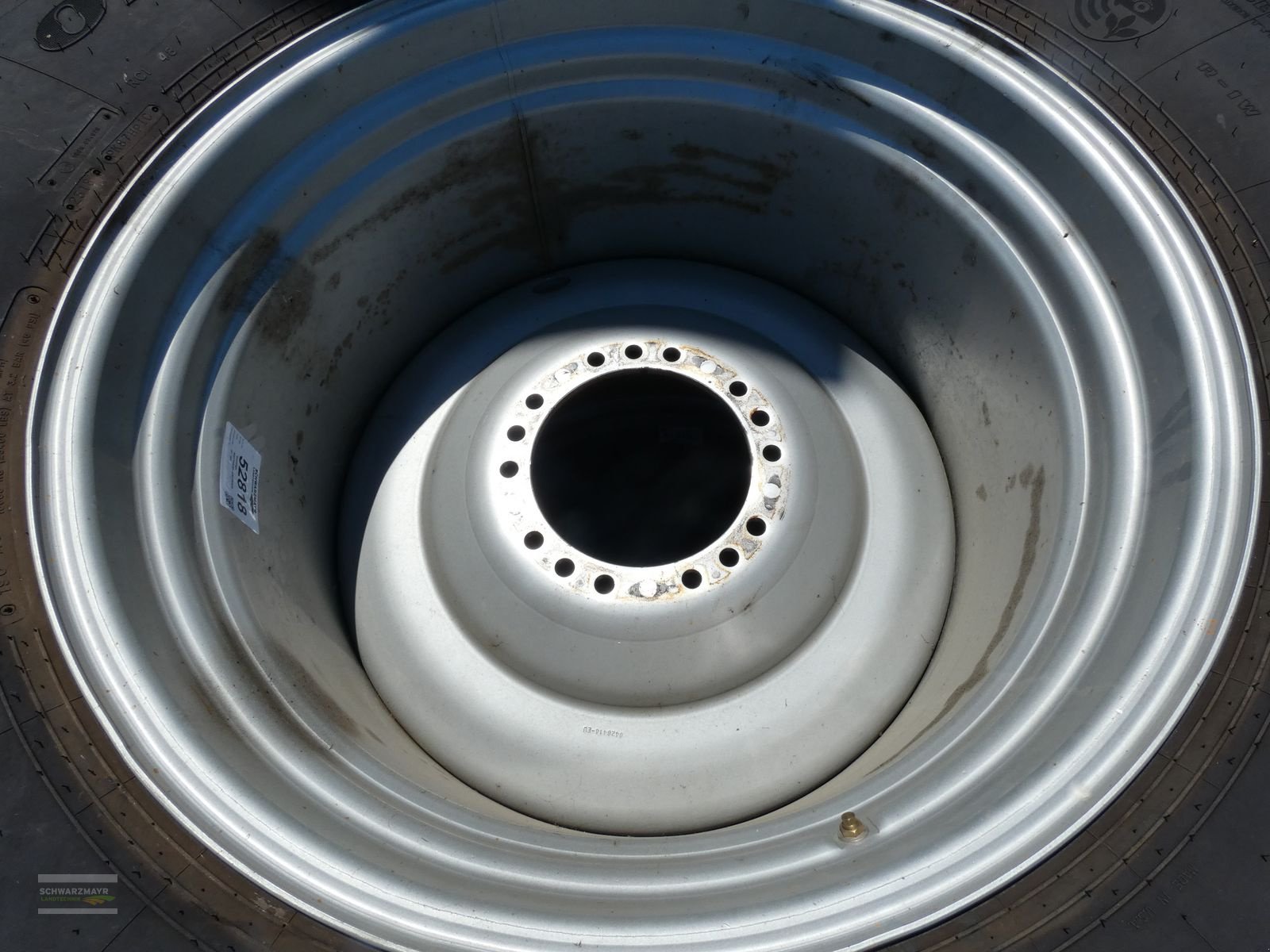 Reifen des Typs GoodYear 800/70R38+620/70R26, Neumaschine in Aurolzmünster (Bild 8)