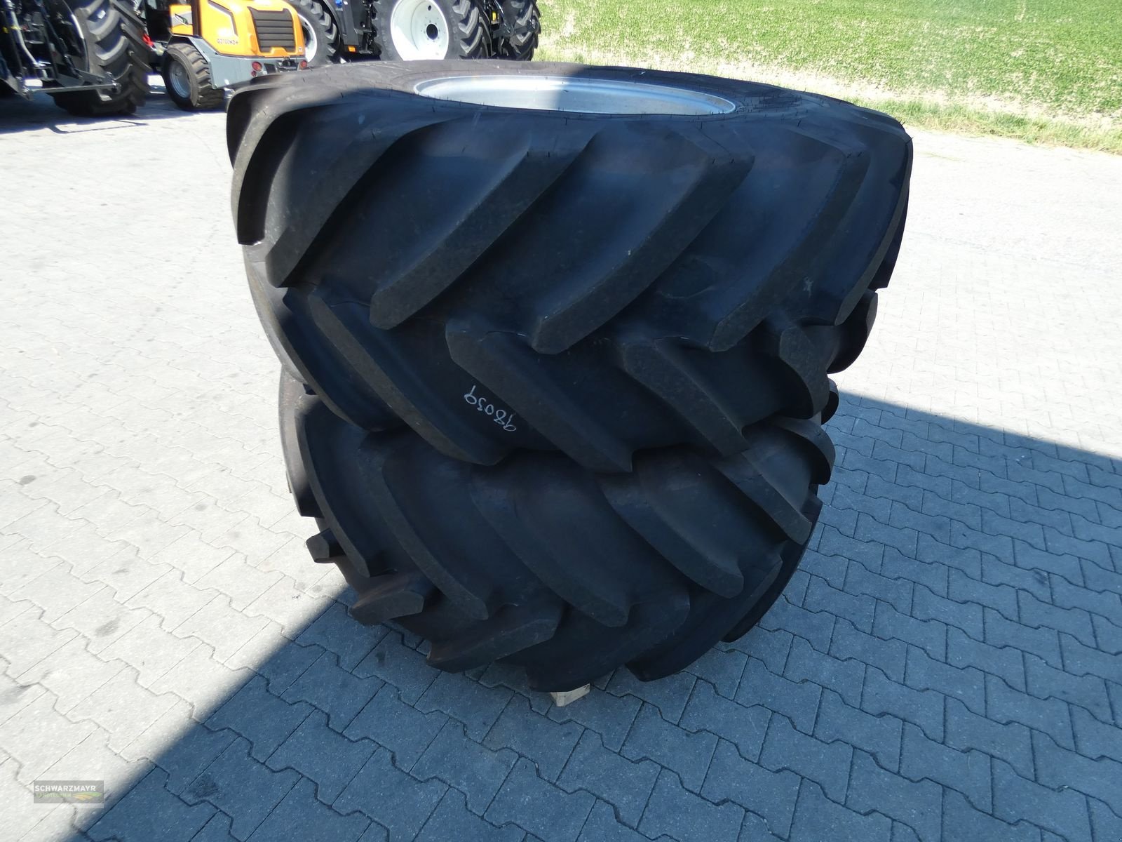 Reifen des Typs GoodYear 800/70R38+620/70R26, Neumaschine in Aurolzmünster (Bild 13)