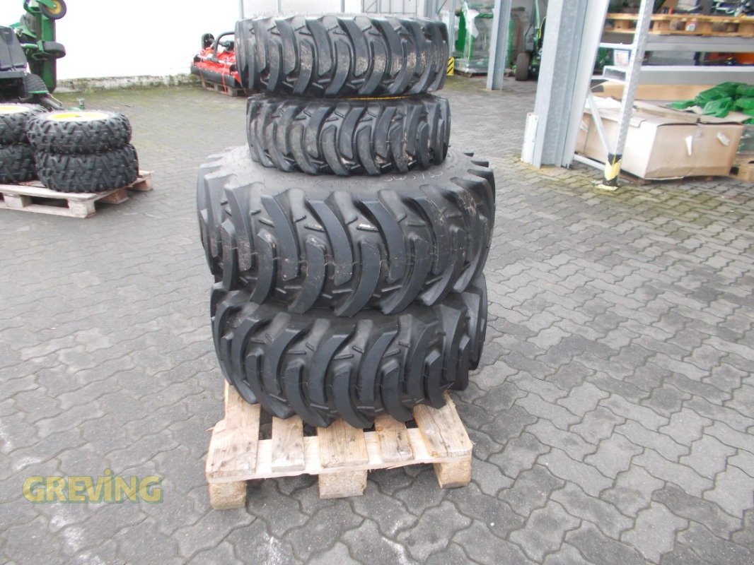 Reifen от тип John Deere John Deere 3038E Hinterräder, Gebrauchtmaschine в Wesseling-Berzdorf (Снимка 2)