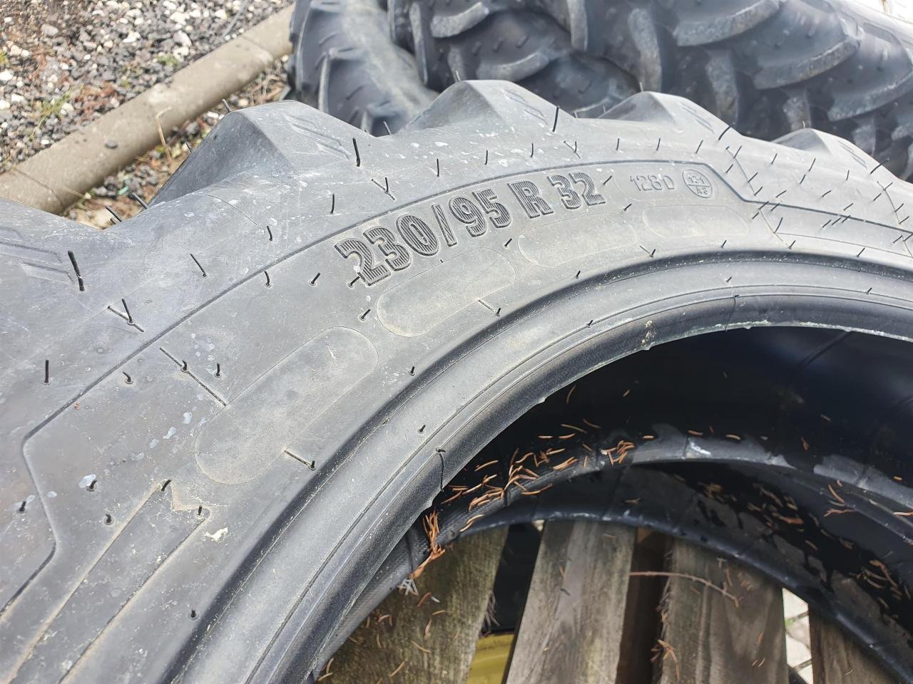 Reifen des Typs Kleber 230/95R32 x2, Neumaschine in Zweibrücken (Bild 4)