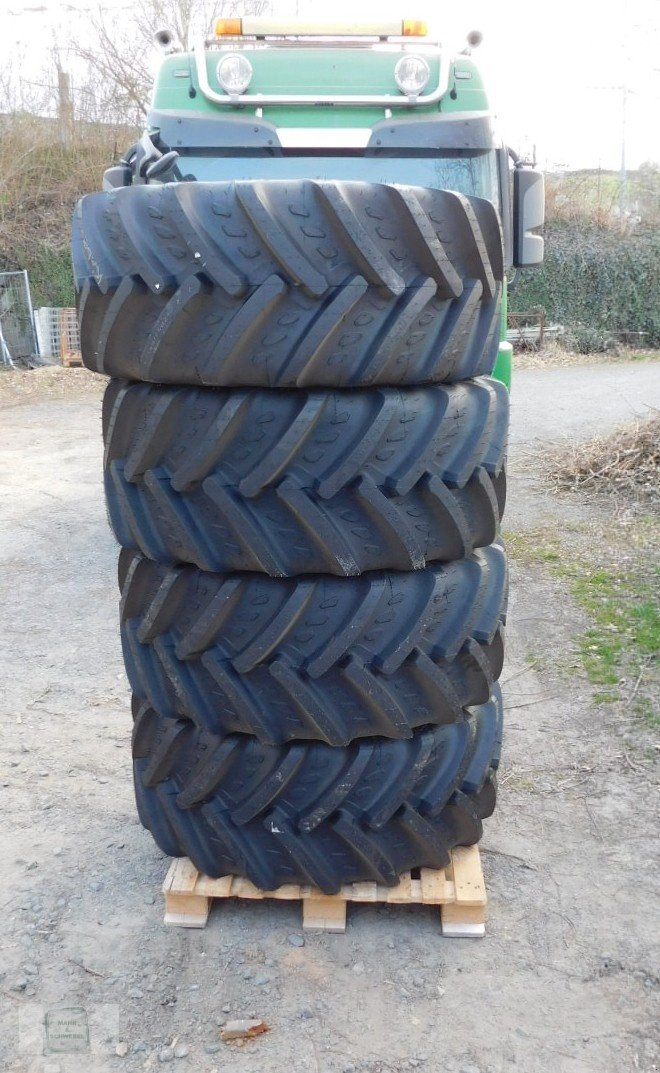 Reifen des Typs Kleber 540/65 R 24, Neumaschine in Gross-Bieberau (Bild 1)