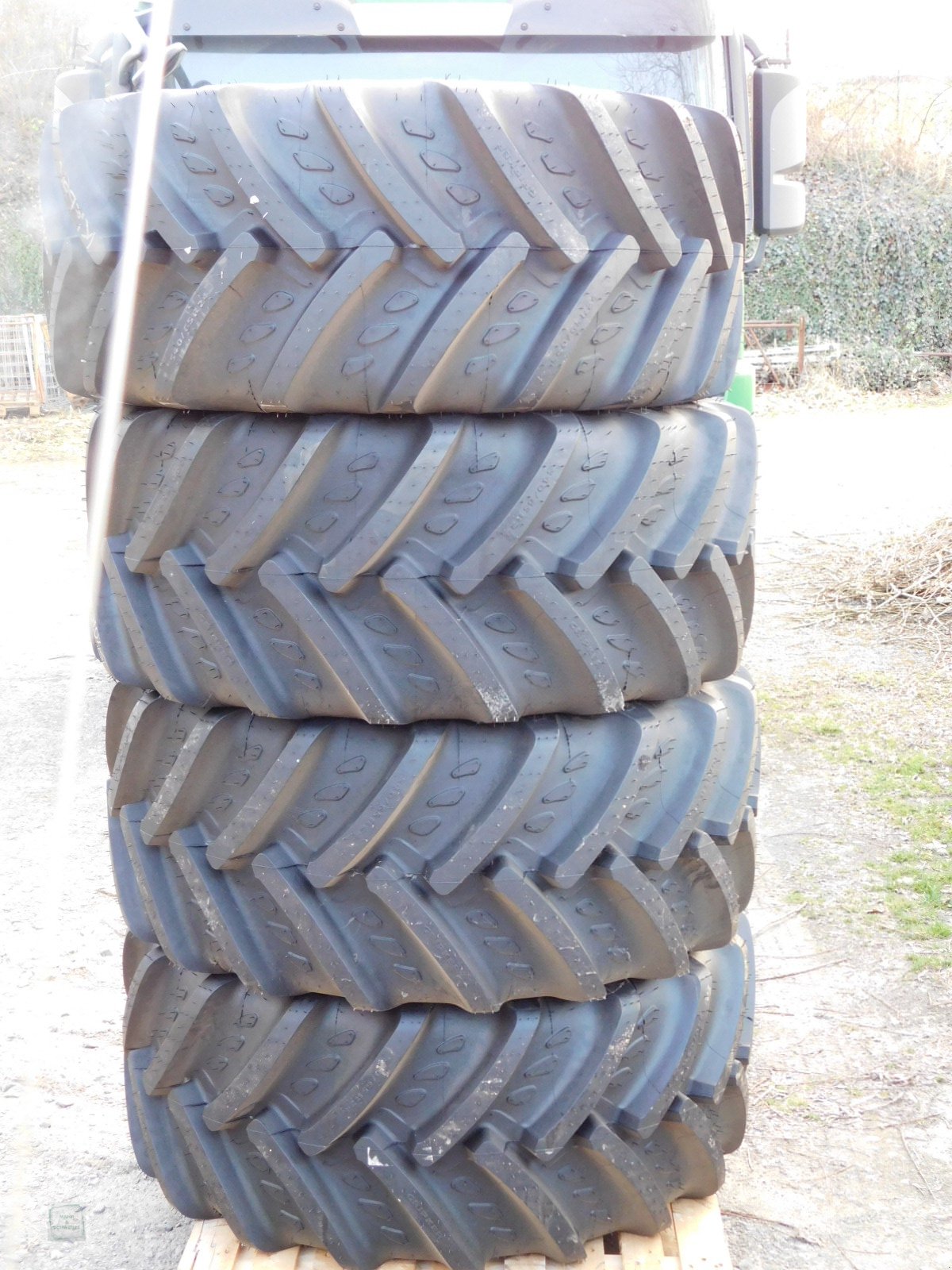 Reifen des Typs Kleber 540/65 R 24, Neumaschine in Gross-Bieberau (Bild 2)