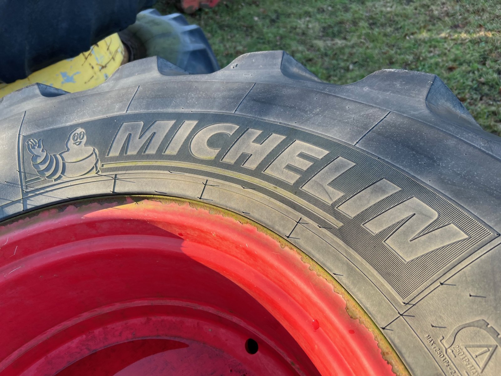 Reifen des Typs Michelin 1x Rad 600/65 R28, Gebrauchtmaschine in Teschenhagen/Sehlen (Bild 2)