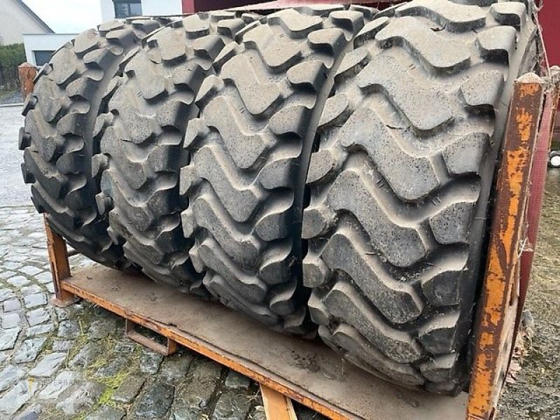 Reifen des Typs Michelin 20.5 R 25, Vorführmaschine in Colmar-Berg (Bild 1)