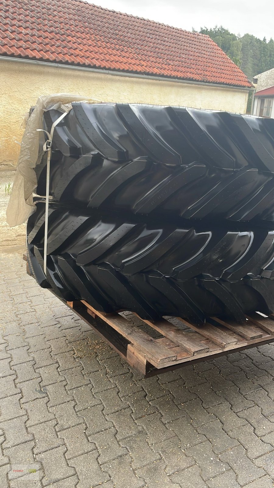 Reifen des Typs Michelin 580/85 R42, Neumaschine in Mengkofen (Bild 1)