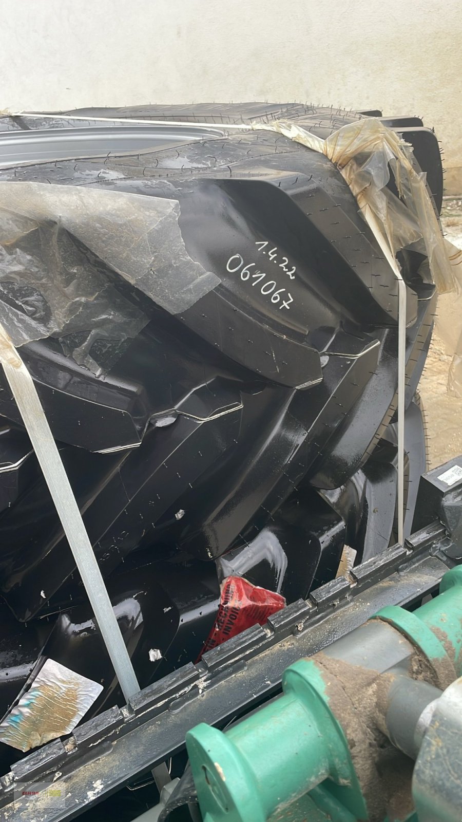 Reifen des Typs Michelin 580/85 R42, Neumaschine in Mengkofen (Bild 2)