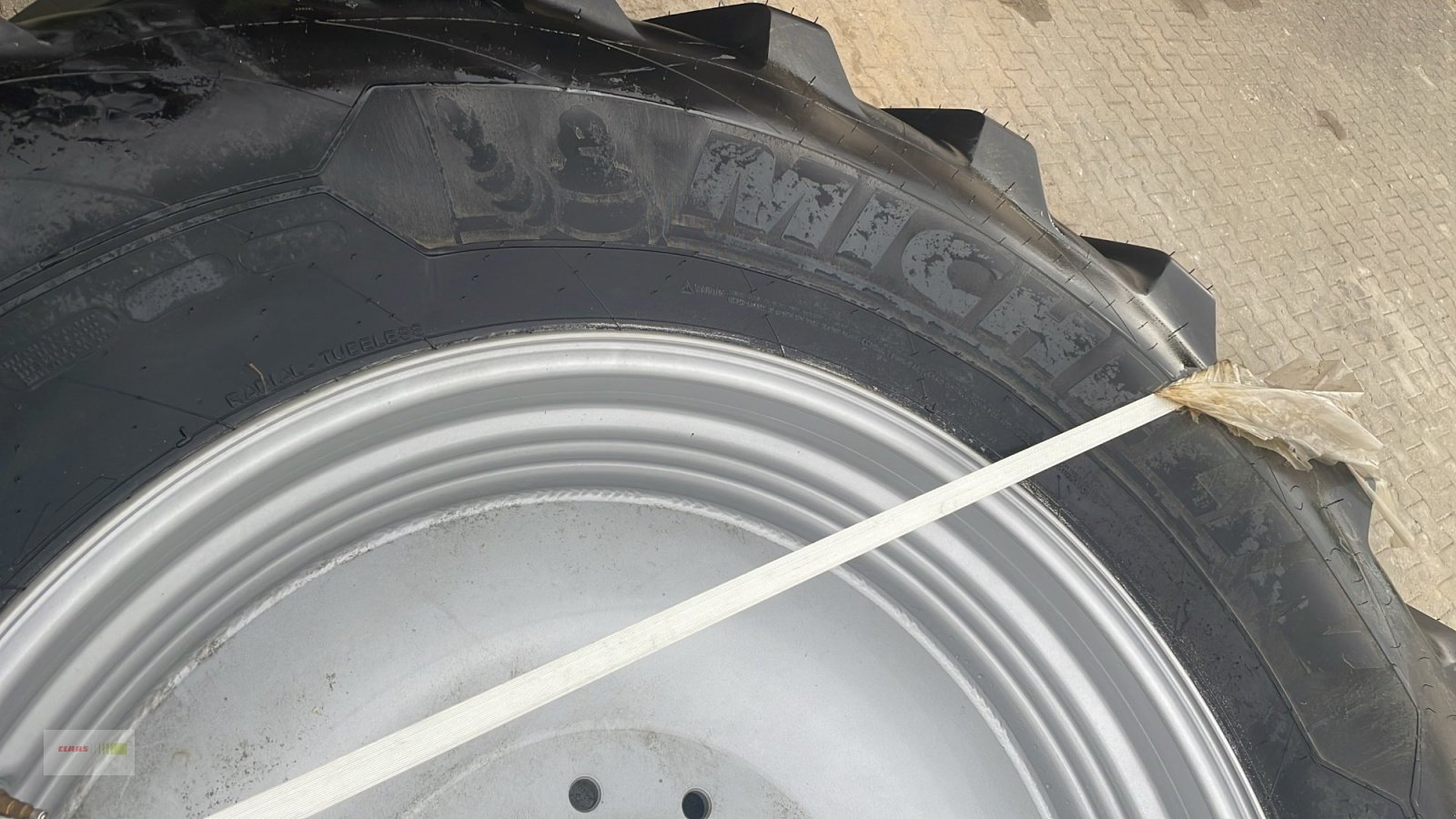 Reifen des Typs Michelin 580/85 R42, Neumaschine in Mengkofen (Bild 4)