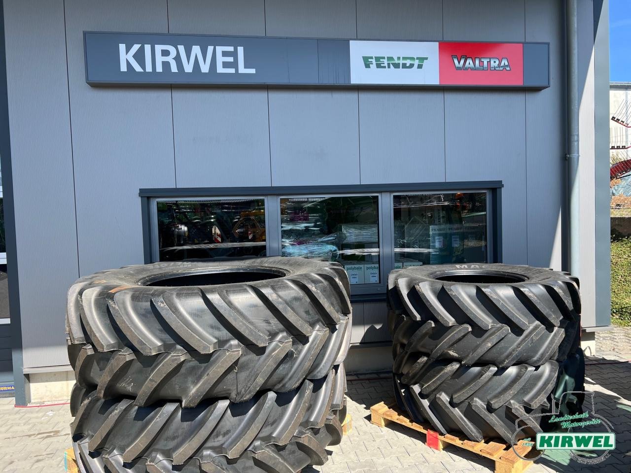 Reifen des Typs Michelin 710/70R42 // 600/70R30, Neumaschine in Blankenheim (Bild 1)