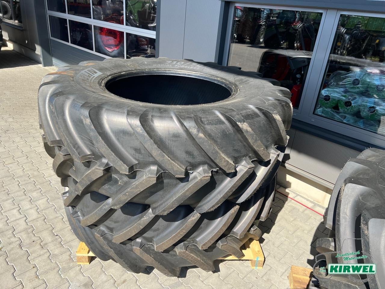 Reifen des Typs Michelin 710/70R42 // 600/70R30, Neumaschine in Blankenheim (Bild 2)