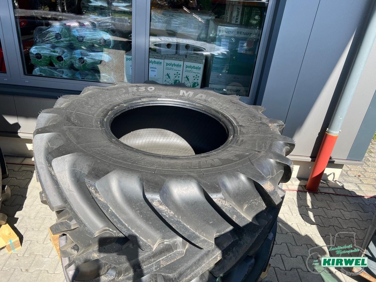 Reifen des Typs Michelin 710/70R42 // 600/70R30, Neumaschine in Blankenheim (Bild 3)