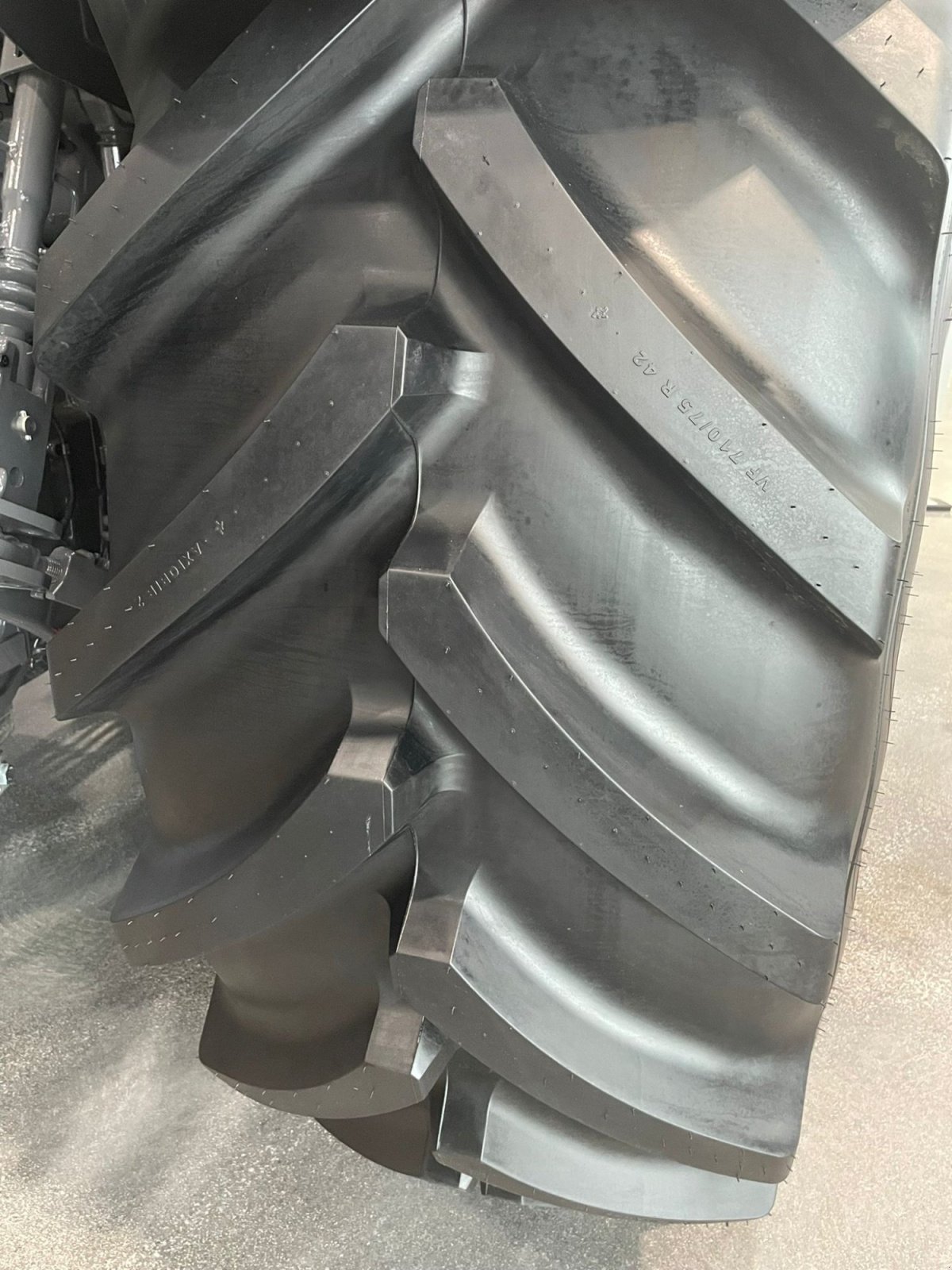 Reifen of the type Michelin 710/75 R42, Neumaschine in Aschheim (Picture 3)