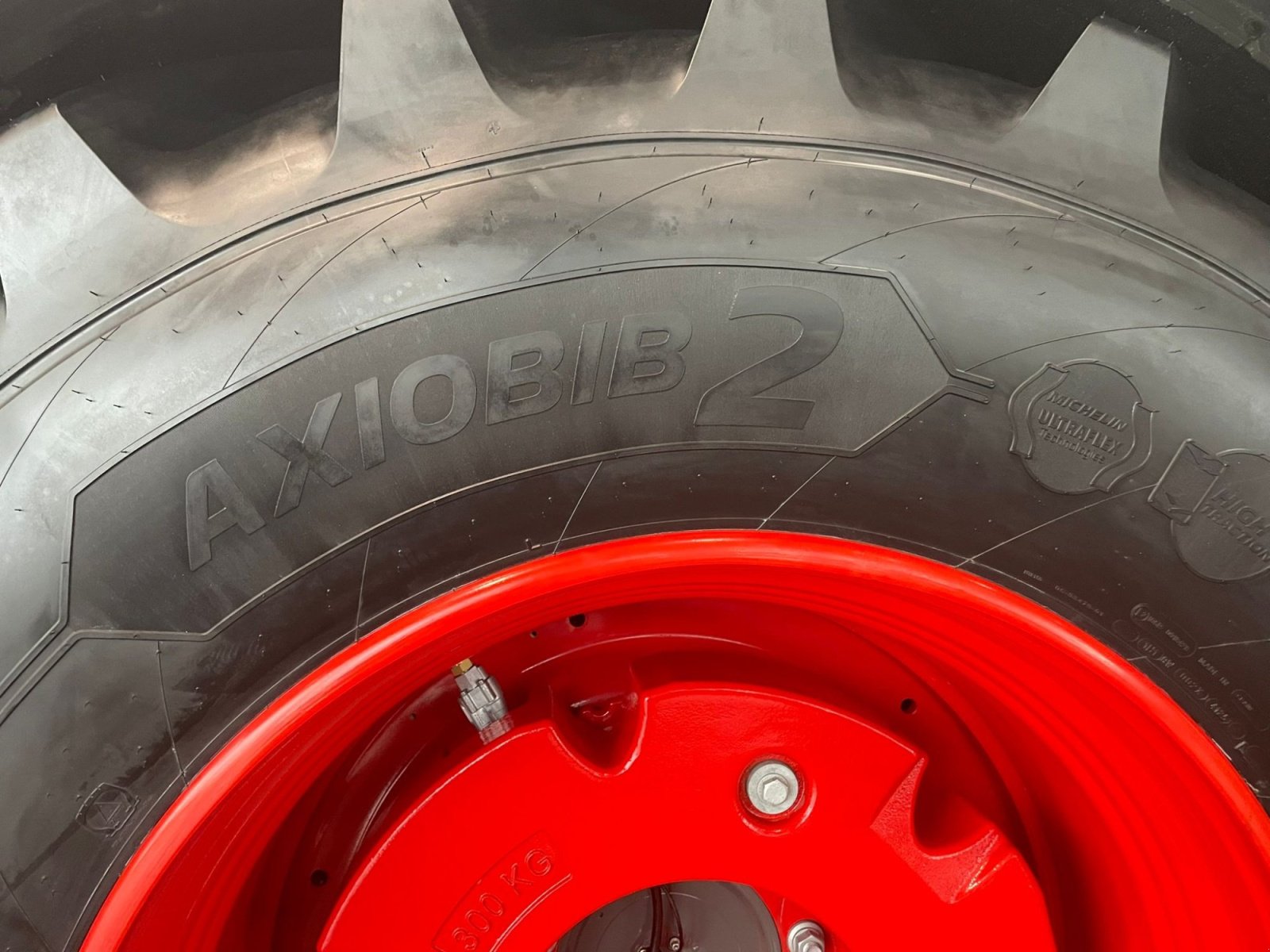 Reifen of the type Michelin 710/75 R42, Neumaschine in Aschheim (Picture 4)