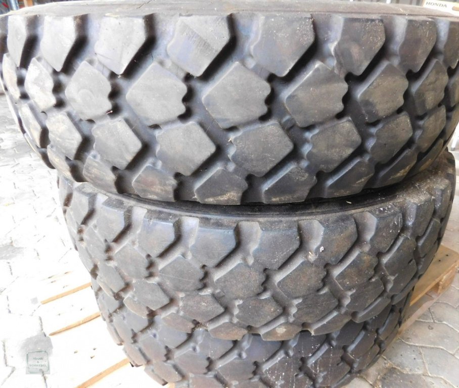 Reifen des Typs Michelin 9.00R16, Gebrauchtmaschine in Gross-Bieberau (Bild 1)