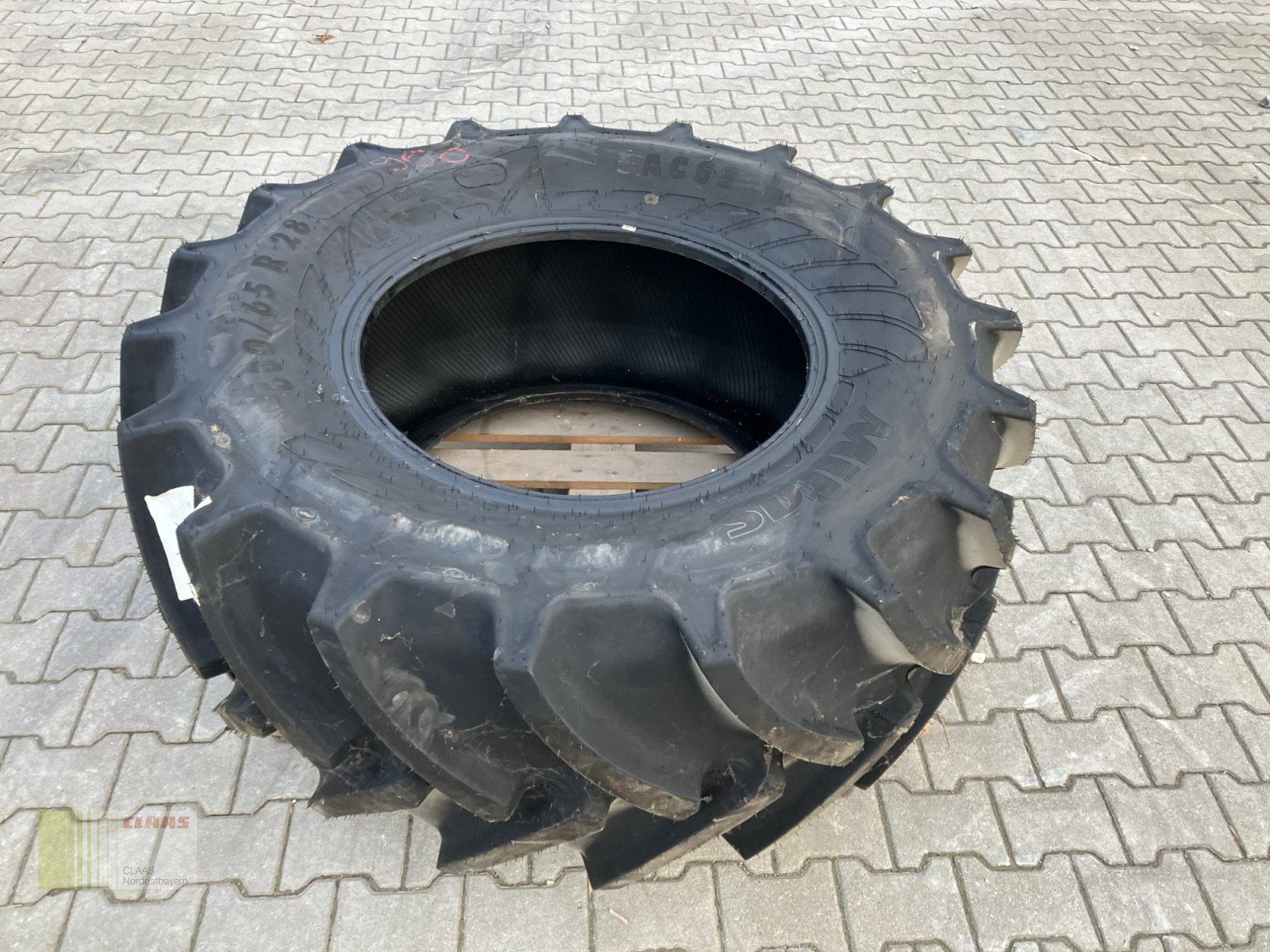 Reifen des Typs Mitas 600 / 65 R28 AC65, Neumaschine in Schwend (Bild 1)