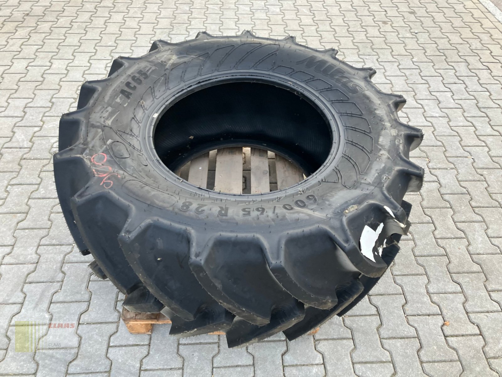 Reifen des Typs Mitas 600 / 65 R28 AC65, Neumaschine in Schwend (Bild 2)