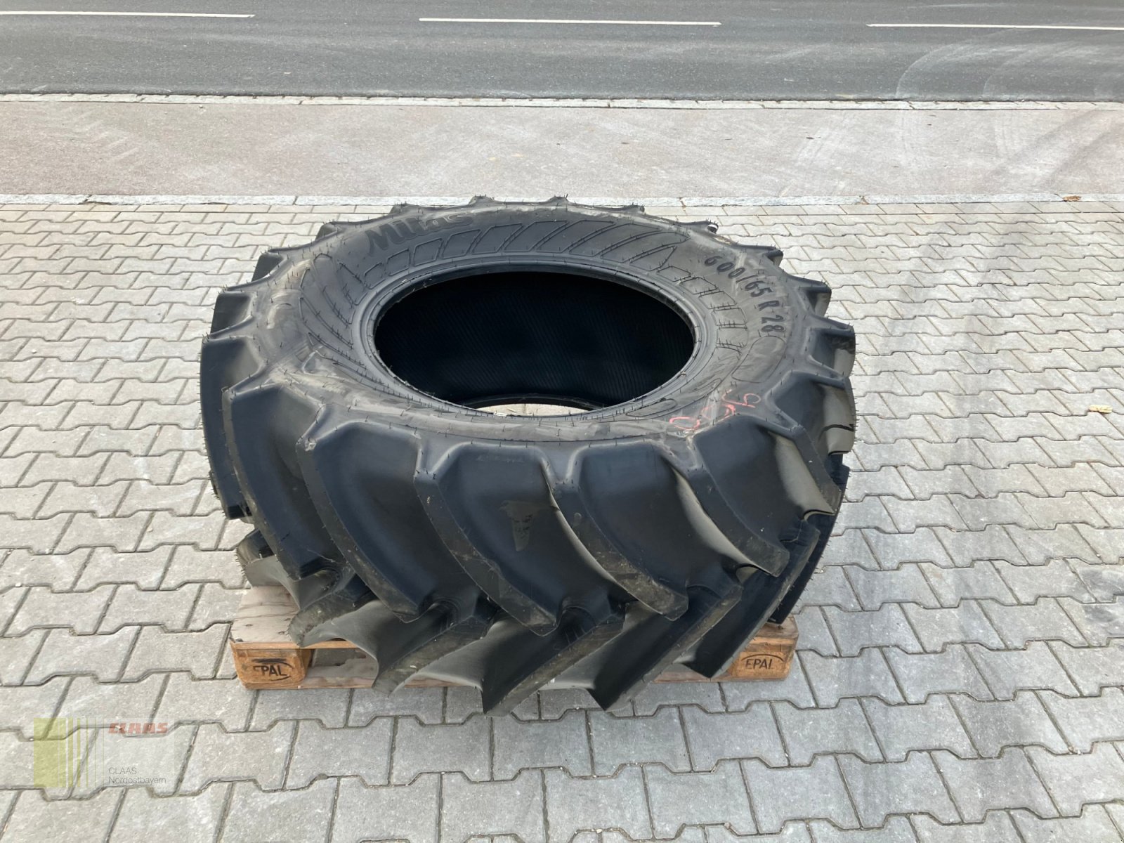 Reifen des Typs Mitas 600 / 65 R28 AC65, Neumaschine in Schwend (Bild 4)
