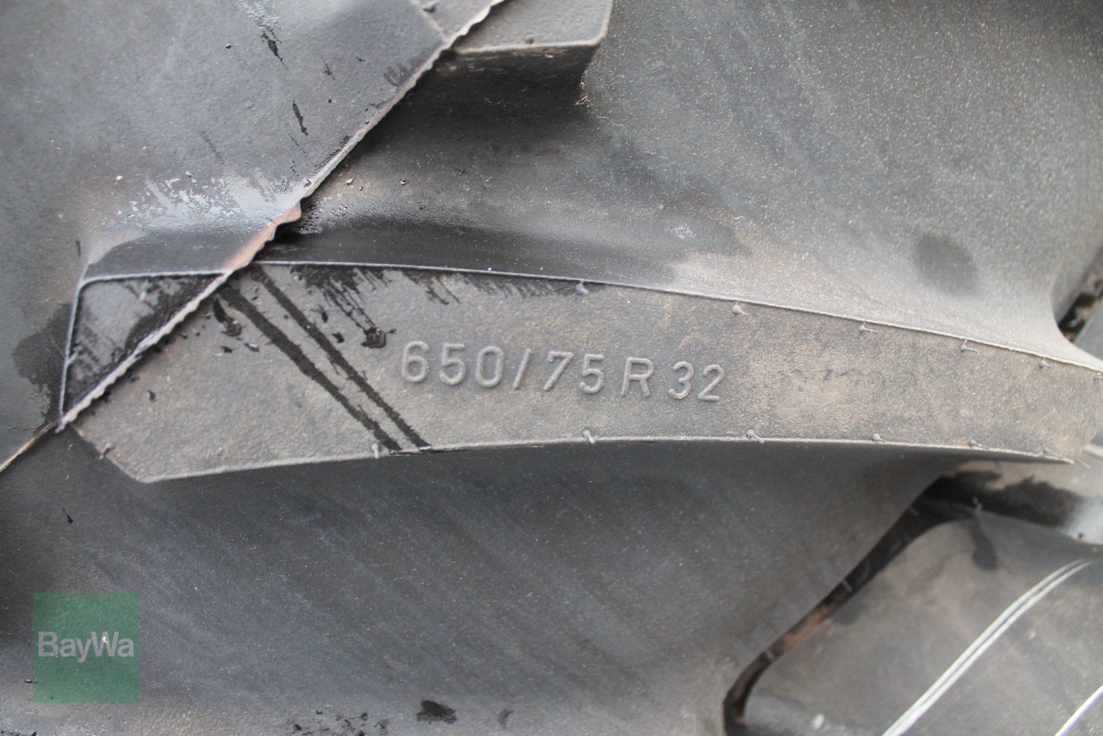 Reifen des Typs Mitas 650/75 R32, Neumaschine in Straubing (Bild 2)