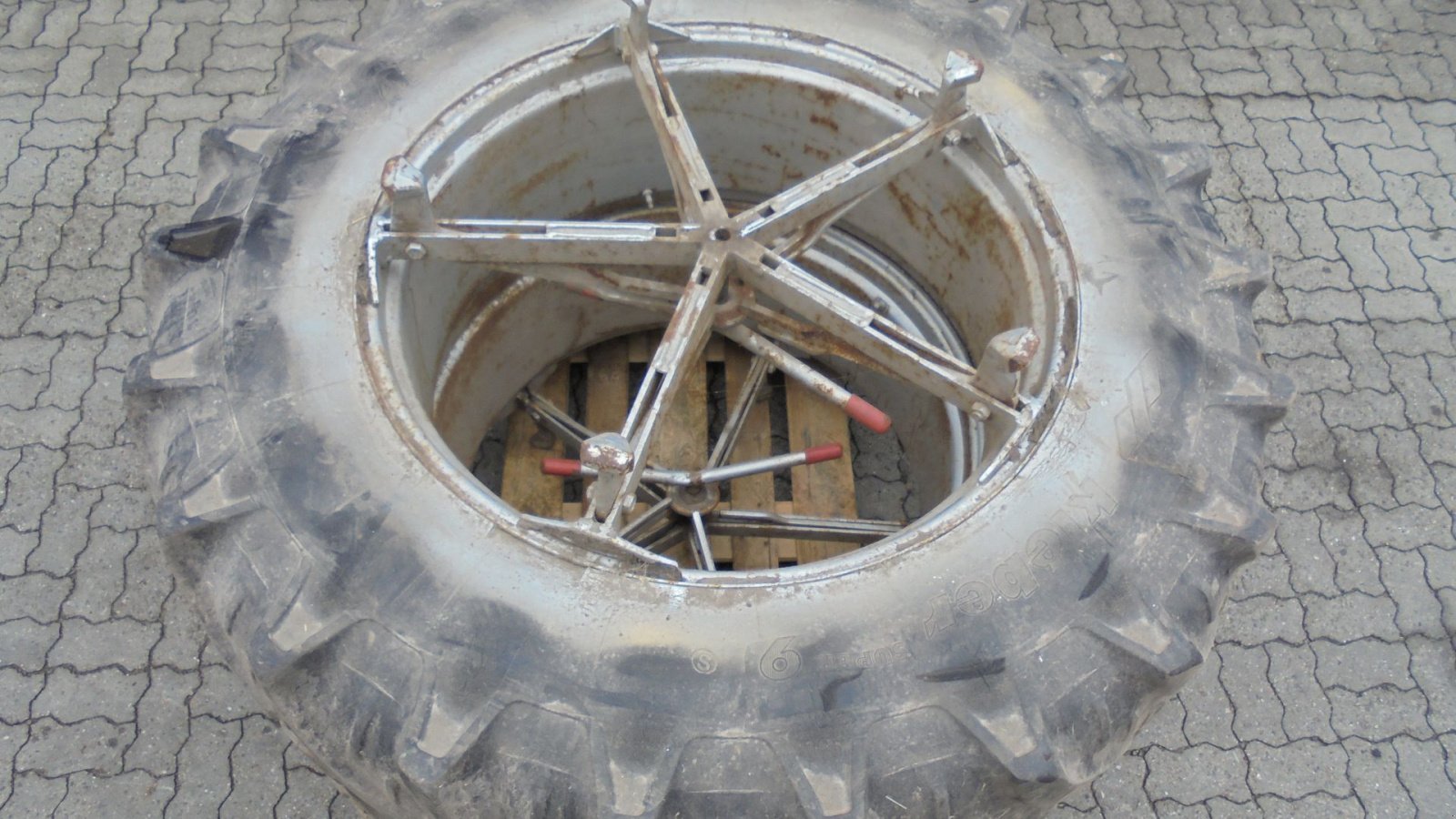 Reifen типа Molcon 18.4-38, Gebrauchtmaschine в Ribe (Фотография 5)