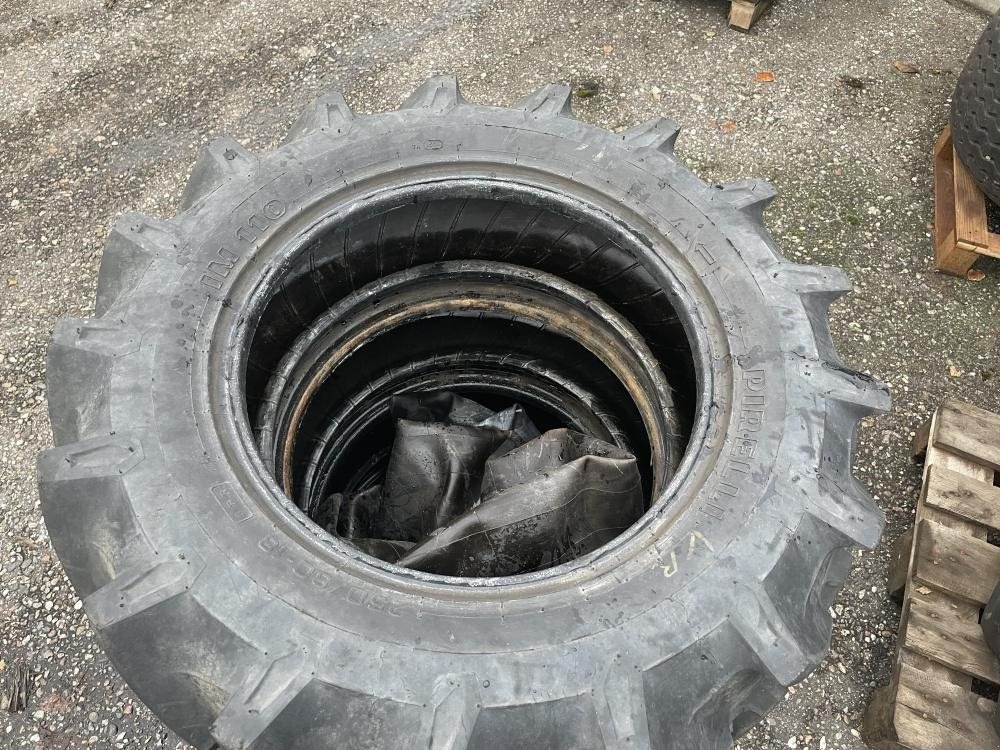 Reifen des Typs Pirelli 250/80-18 Traktordæk, Gebrauchtmaschine in Dronninglund (Bild 2)